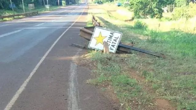 Un vehículo colisionó un cartel de Estrellas Amarillas en Eldorado