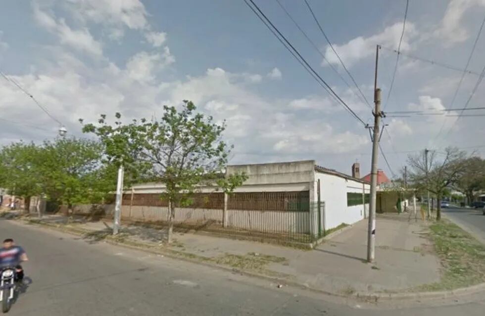 La denuncia reveló una extraña situación en un aula del complejo ubicado sobre Buenos Aires al 6000. (Google Street View)