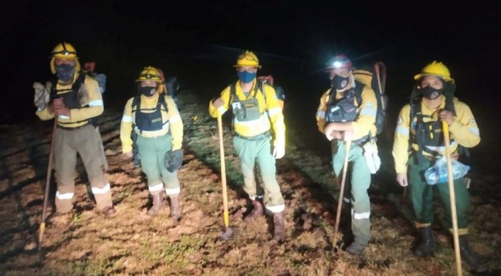 Para sofocar el fuego en el Cerro Zapla se desplegó una cuadrilla de la Dirección de Incendios Forestales, compuesta por cinco brigadistas de la Base San Pedro.