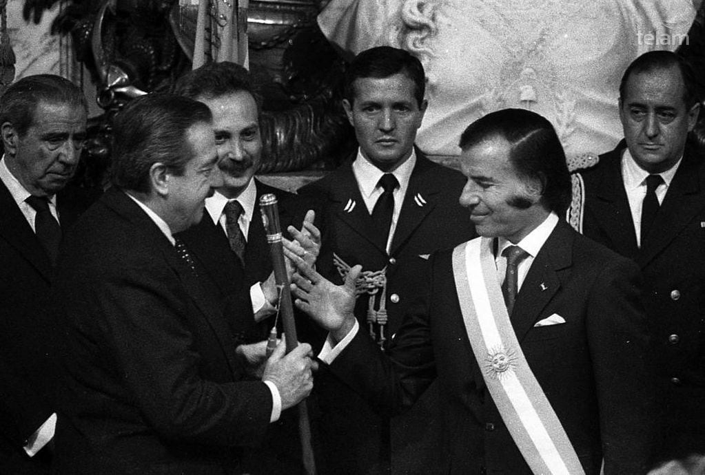 En su primer mandato, recibiendo el mando de el expresidente Raúl Alfonsin