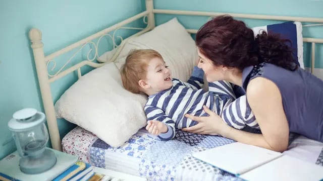 Niño enfermo en cama con su madre
