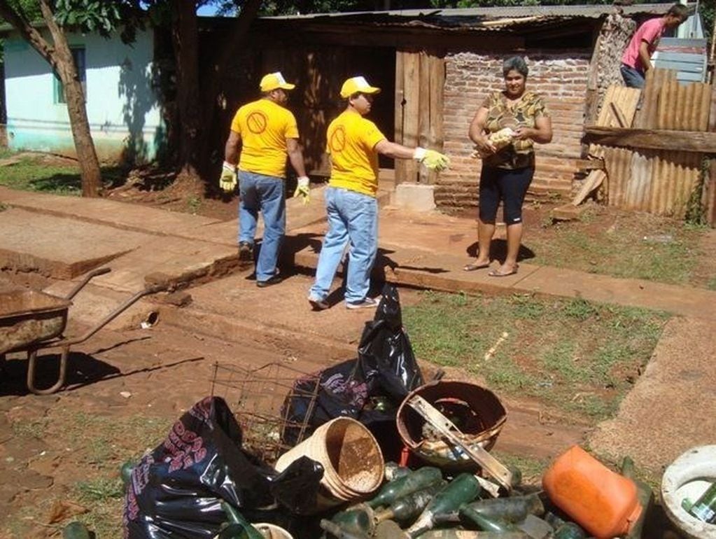 Personal del Ministerio de Salud realizando tareas de limpieza de sitios donde se crían vectores.