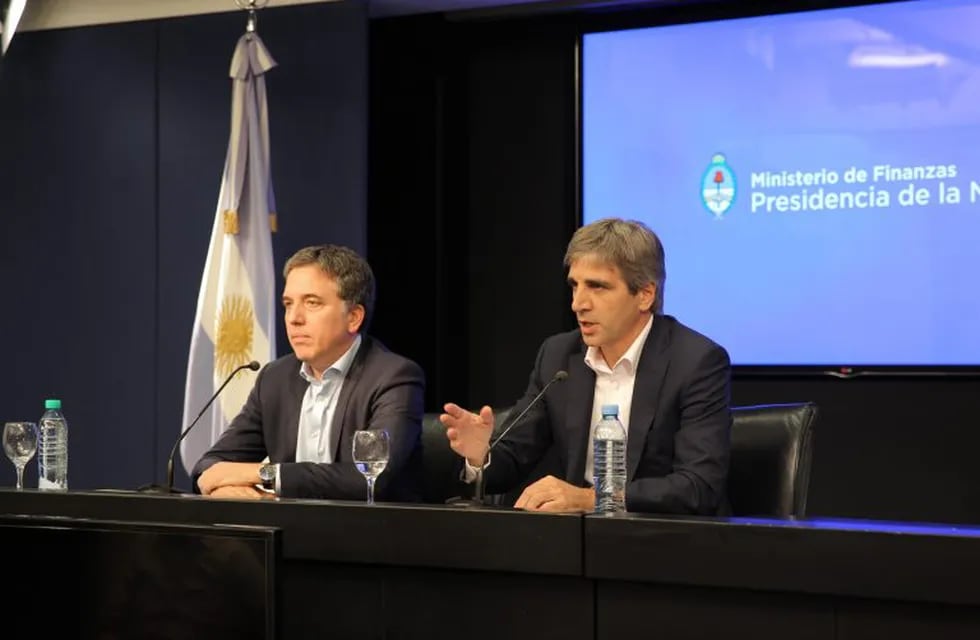 El ministro de Hacienda y Luis Caputo participan en una rueda de prensa