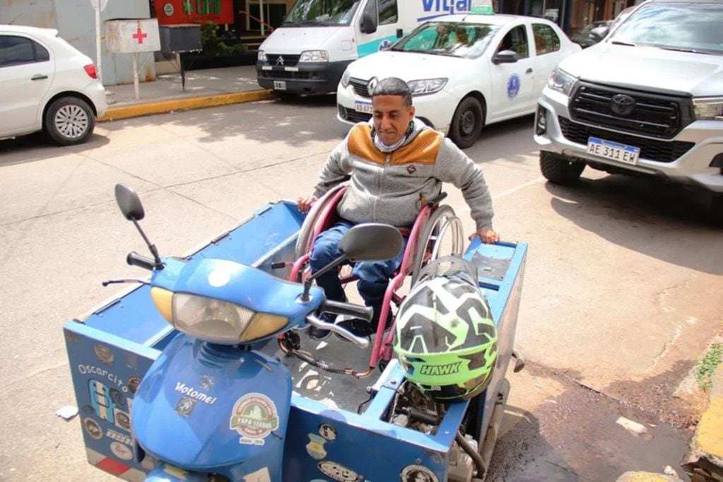 "Oscarcito", el joven mercedino que trabaja en su vehículo adaptado.