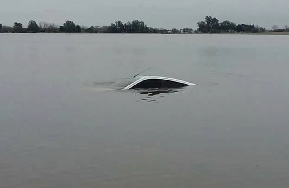 Un auto violó la indicación de no transitar en la Ruta 90 y cayó al agua de la laguna Melincué.