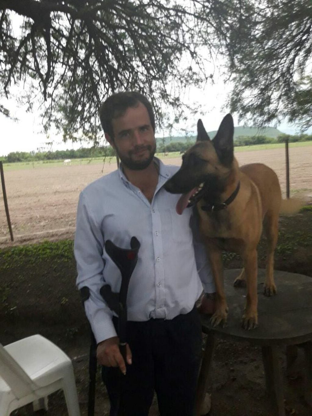 Carlos "Boti" Lecuona y su perra Coya. (Foto: Facebook)