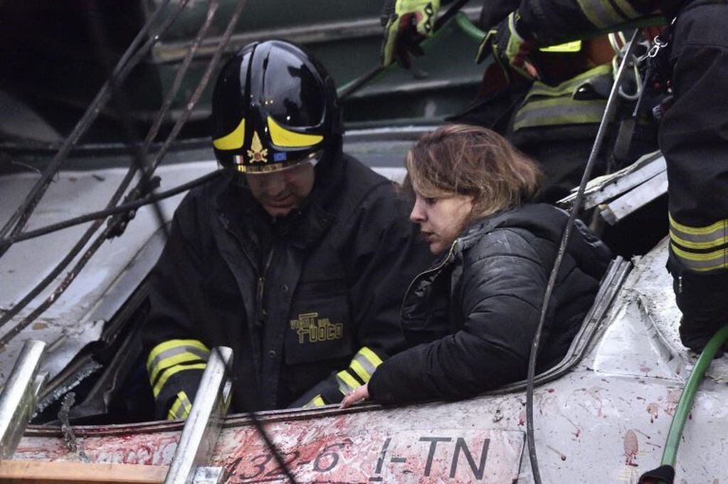 Miembros de los servicios de emergencia trabajan en las labores de rescate de pasajeros después de que un tren descarrilara cerca de Milán