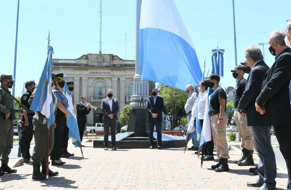 Izamiento de la Bandera Argentina por el bicentenario de la soberanía en las Islas Malvinas, acto encabezado por Omar Perotti