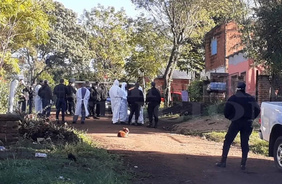 Investigadores frente a la casa de Romina Rodríguez, la sargento policial asesinada en Garupá. (Prensa Misionera)
