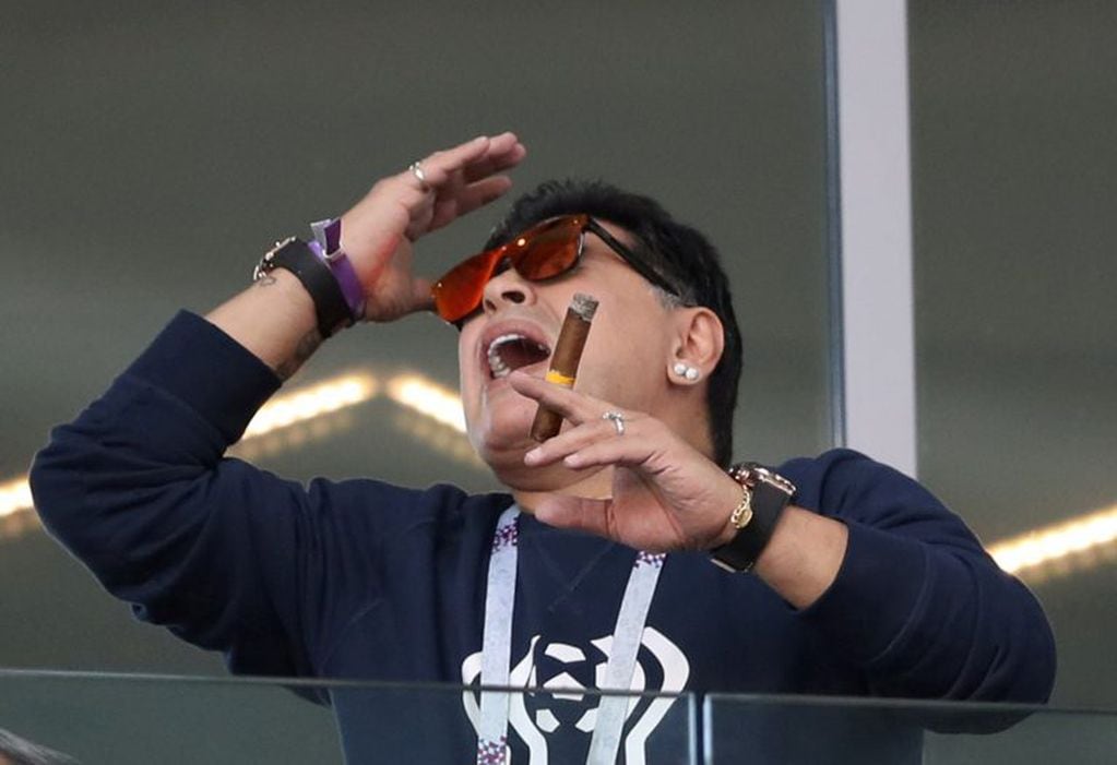 Diego Maradona, con su infaltable habano en una de las tribunas del estadio del Spartak Moscú. REUTERS/Carl Recine