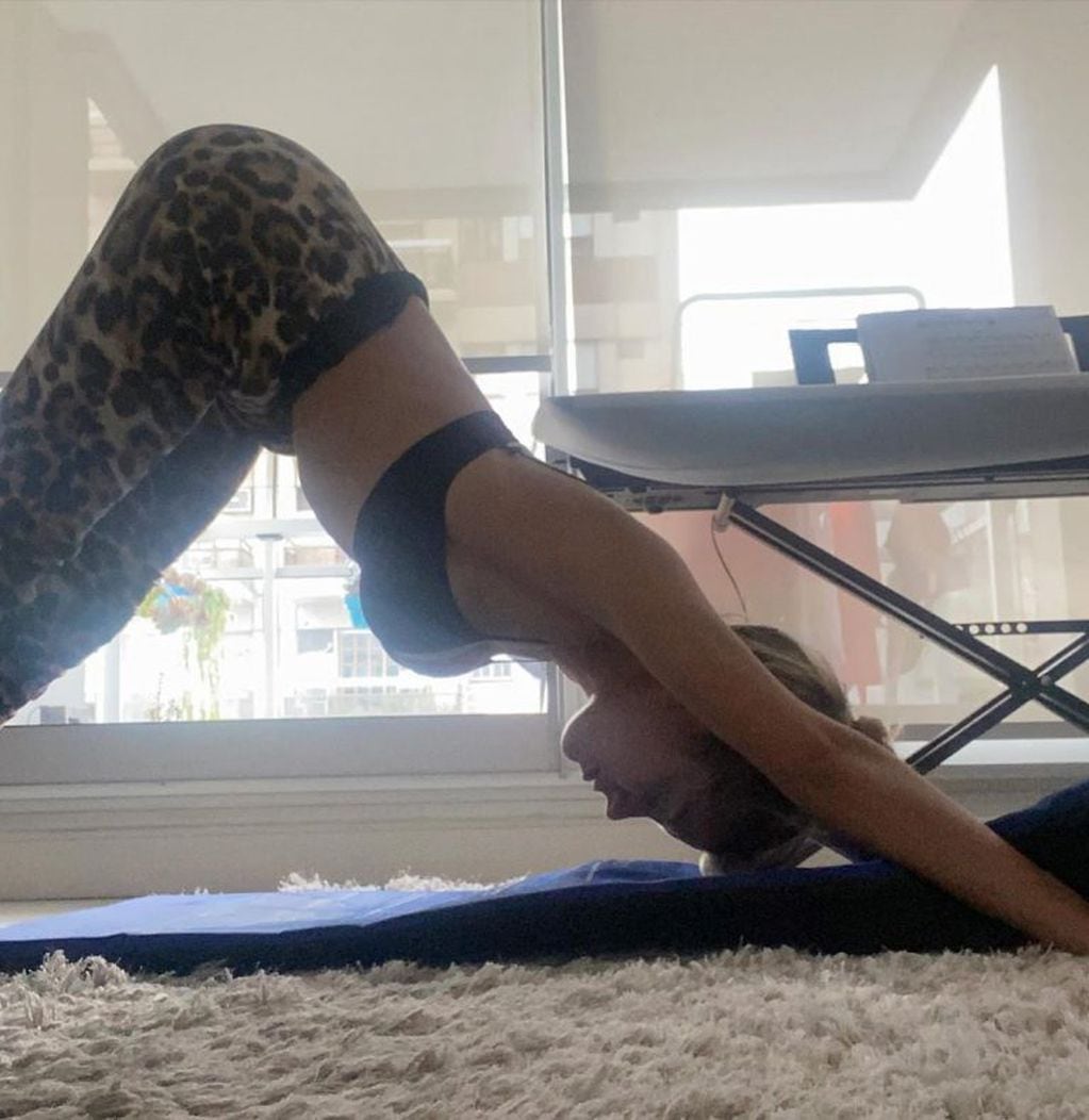 Laurita Fernández practica yoga desde su casa.