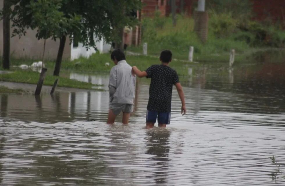 Inundaciones en Corrientes, más de 2.500 evacuados en la provincia y parajes aislados.