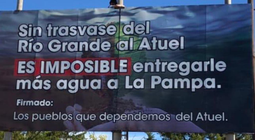 La guerra por el agua no tiene fin, en Alvear instalaron un cartel gigante pidiendo por la construcción del trasvase del río Grande al Atuel.