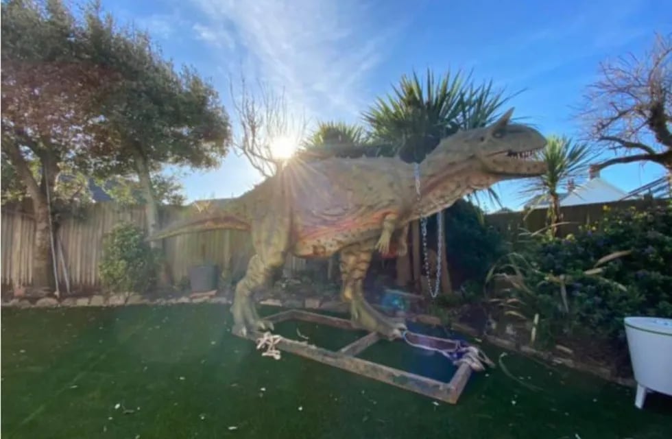 El dinosaurio gigante en la casa de Andre Bisson.