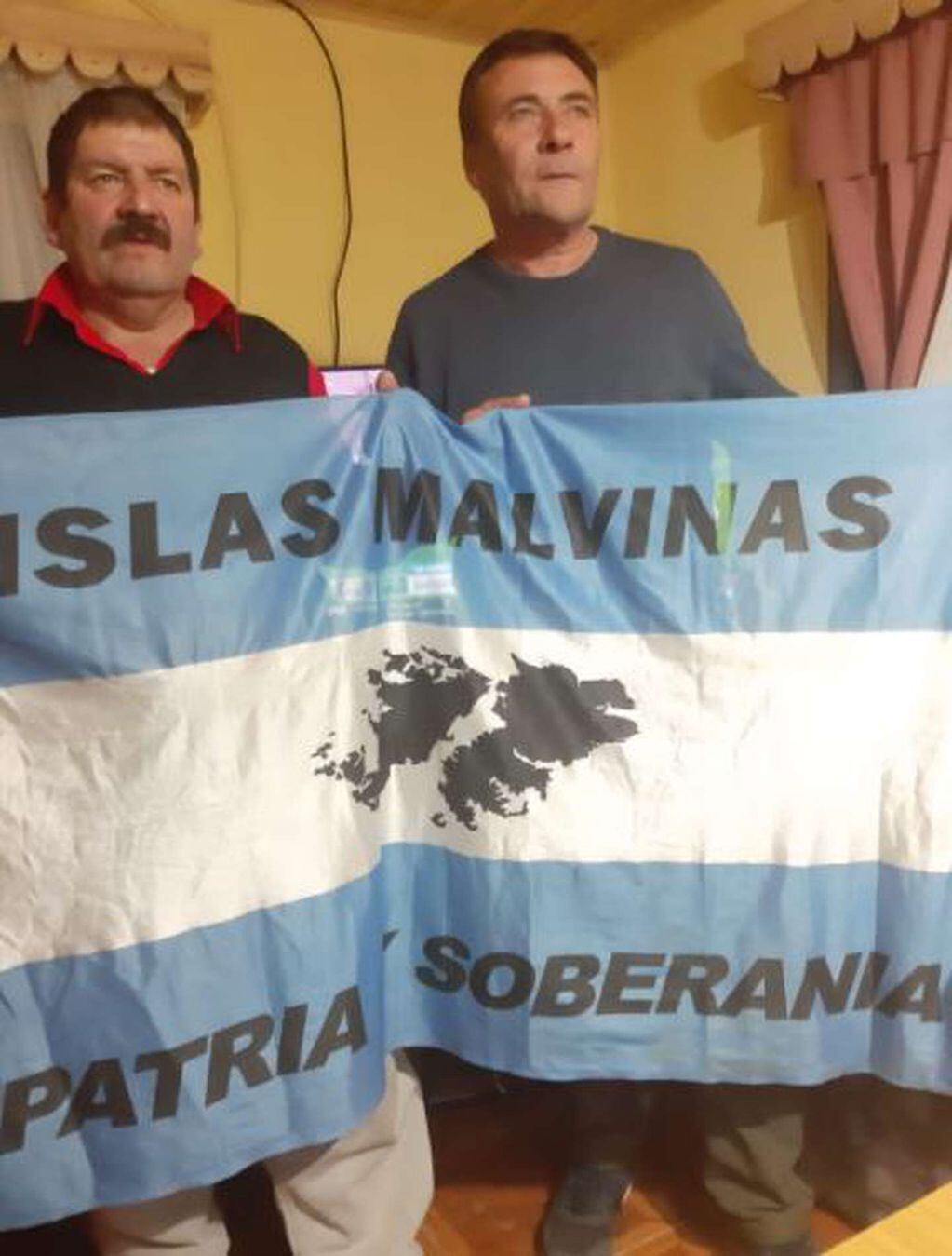 Lalo y Jorge recordaron sus experiencias en Malvinas y alzaron la bandera malvinizadora.
