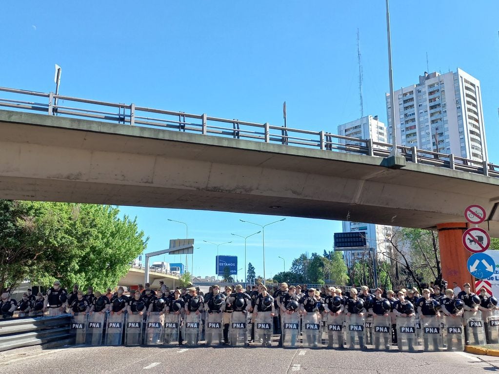 El despliegue policial ante el avance de los vecinos de Guernica y las organizaciones de izquierda.
