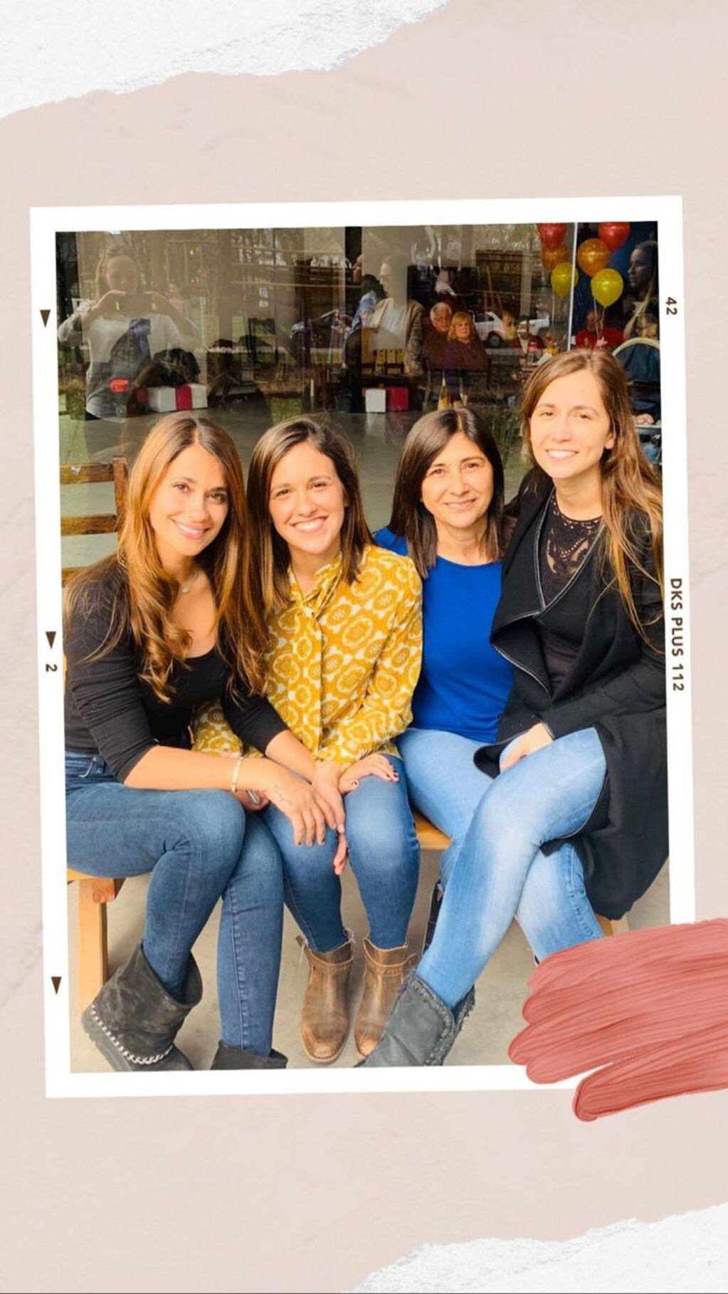 Antonela publicó un retrato familiar con su mamá y sus hermanas. (@antonelaroccuzzo)