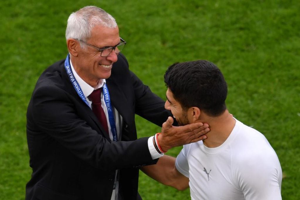 Héctor Cúper saludando al uruguayo Luis Suárez (Héctor Retamal/AFP)