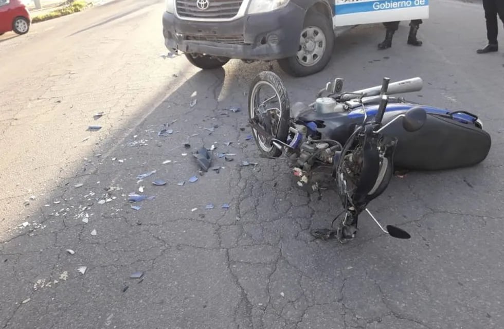 Un motociclista herido tras un choque con un auto