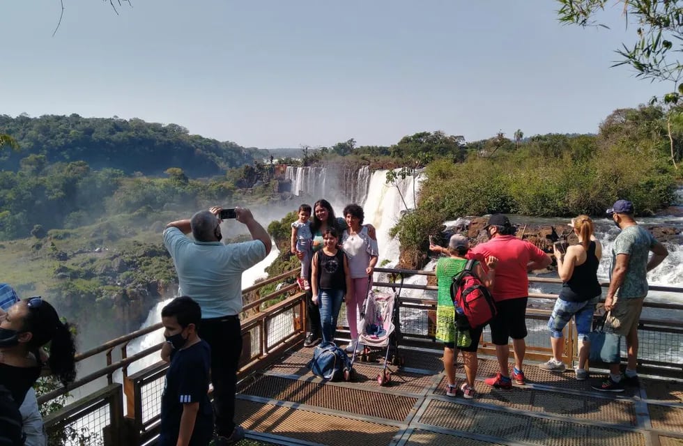 Turistas en las Cataratas del Iguazú