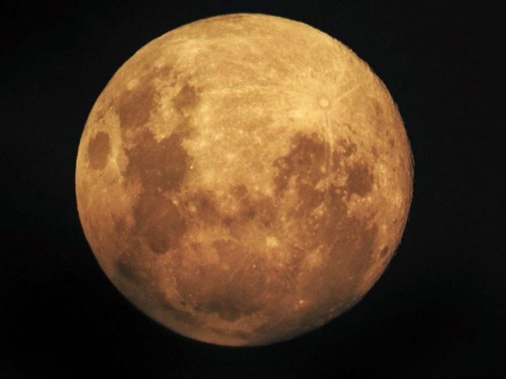 Superluna en Córdoba, las primeras fotos del fenómeno ocurrido este lunes 18 de febrero. (Fotos @marcecandu)