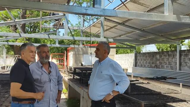Jorge Muriel y Alcides Calvo, en los flamantes asadores de Ferro, junto al Hongo