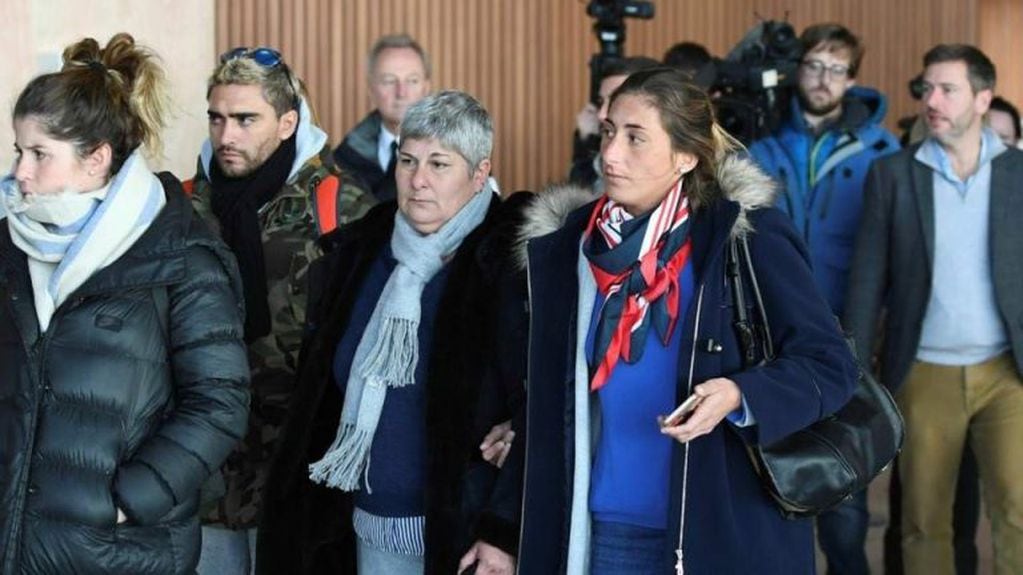 Familia de Emiliano Sala se instaló en Nantes para aguardar novedades sobre el paradero de su hijo