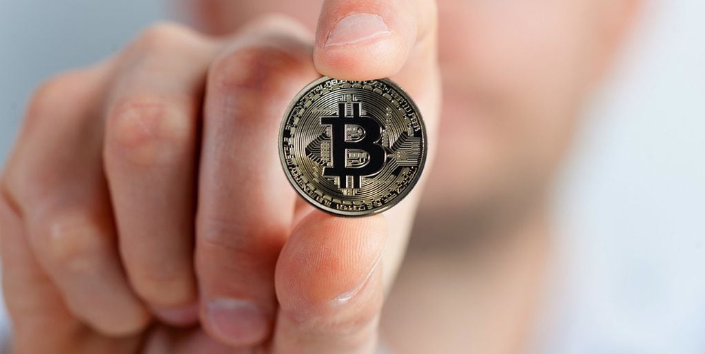 El bitcoin se ubica cerca de su máximo histórico y ya supera los 65.000 dólares.