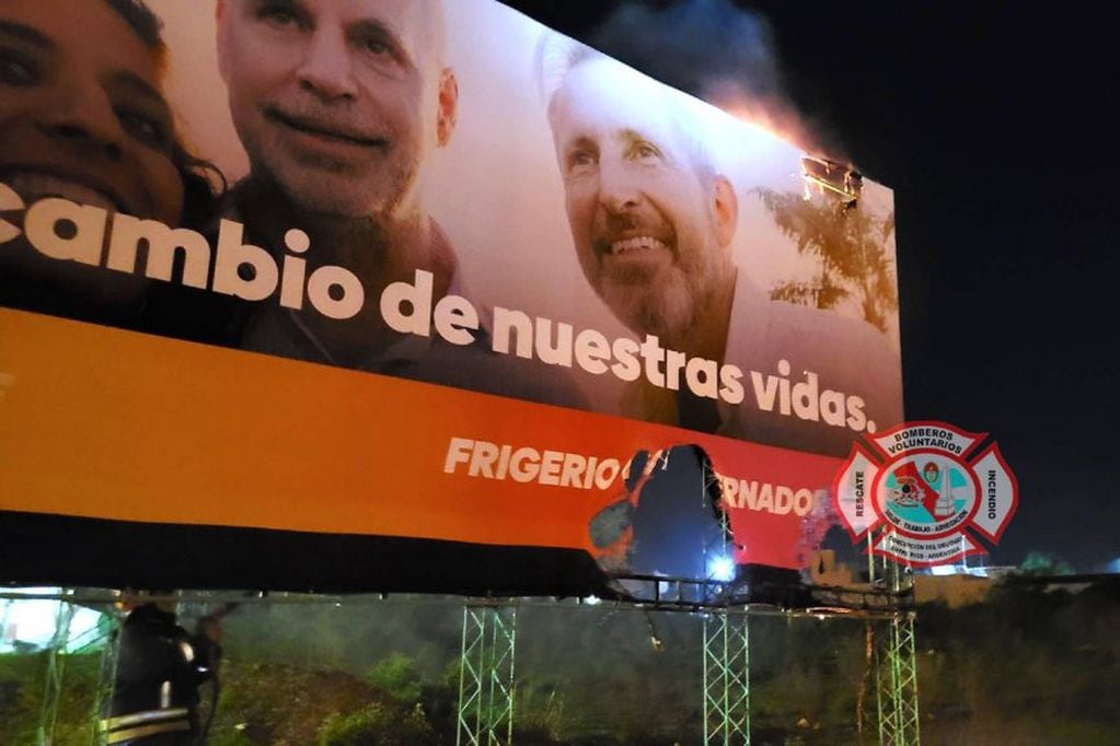Incendio de un cartel de Juntos por el Cambio.