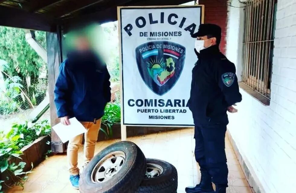 Hallan cubiertas de un vehículo presuntamente robadas en Puerto Esperanza.