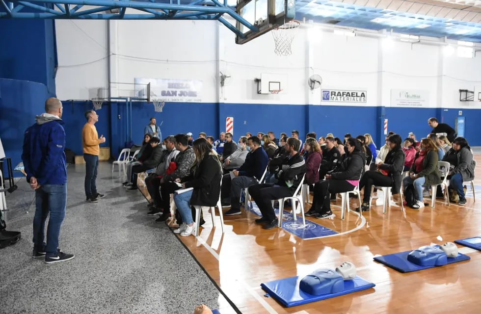 Capacitación sobre RCP en Peñarol, en el marco de Rafaela en Acción
