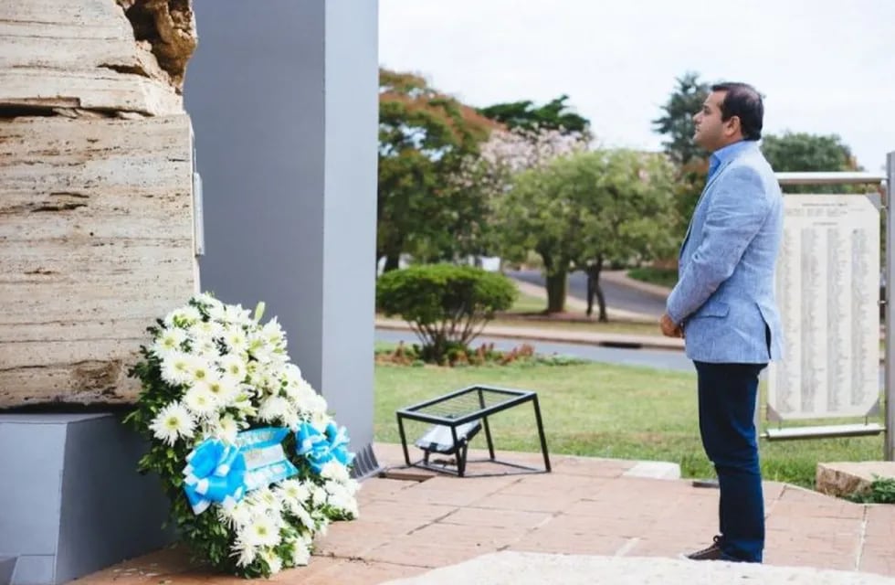 Oscar Herrera Ahuad preside el acto de homenaje en Misiones a los caídos y veteranos de Malvinas. (Misiones Online)