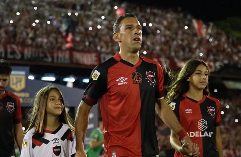 Maxi Rodríguez salió a la cancha acompañado de sus hijas. (Newells)