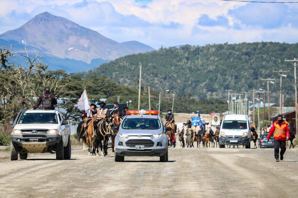 El intendente recibió a las delegaciones de Río Grande y Ushuaia que llegaron a la comuna a caballo.