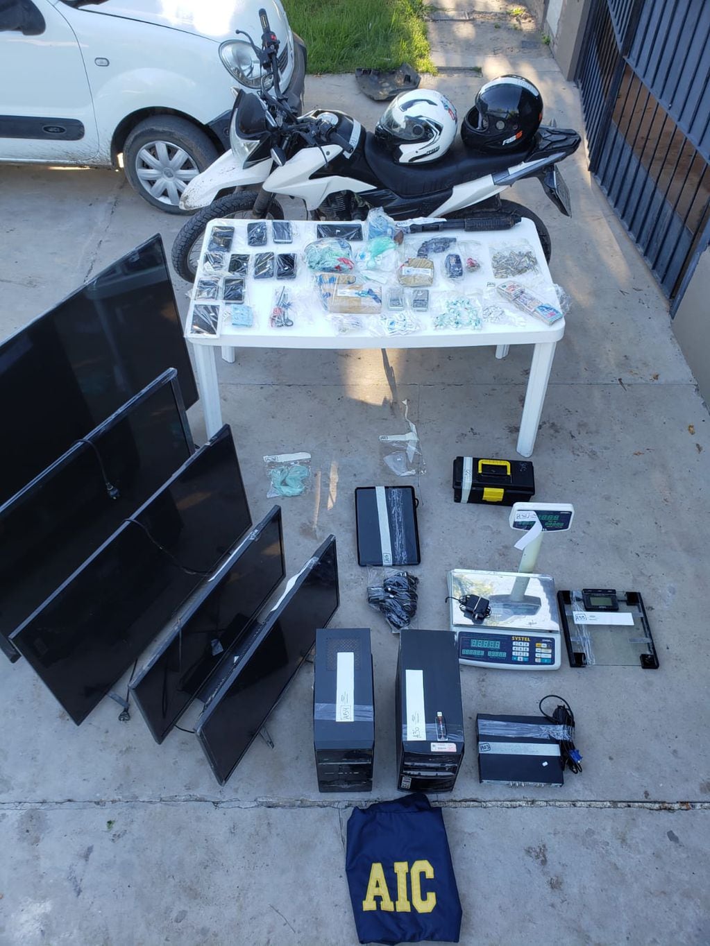 La Policía secuestró televisores y computadoras entre otros elementos de interés para la causa. (Ministerio de Seguridad de Santa Fe)