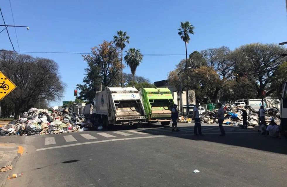 Los trabajadores volcaron 24 toneladas de basura frente al Parque de la Independencia. (@MumiYadanza)