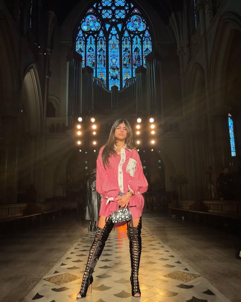 Mia Khalifa en la American Cathedral en Paris para Bluemarble