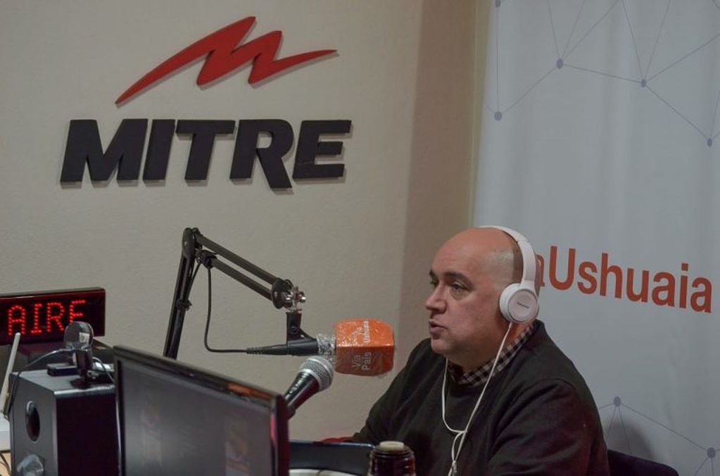 Secretario de Producción, Innovación e Inversiones del Municipio de Tolhuin, Eduardo Ibarra en estudios de Radio Mitre Ushuaia.