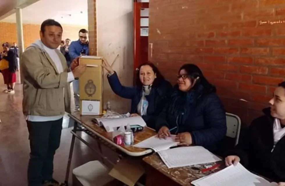 Elecciones PASO 2023: el gobernador de la provincia de Misiones, Oscar Herrera Ahuad, ya emitió su derecho constitucional.