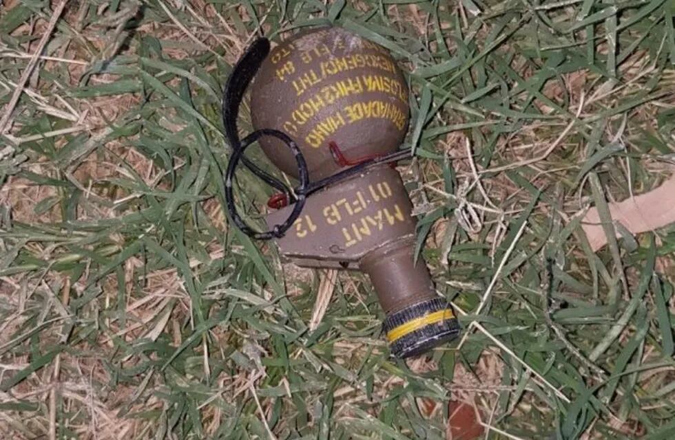La granada fue hallada frente a una vivienda de barrio las Flores. (Twitter)