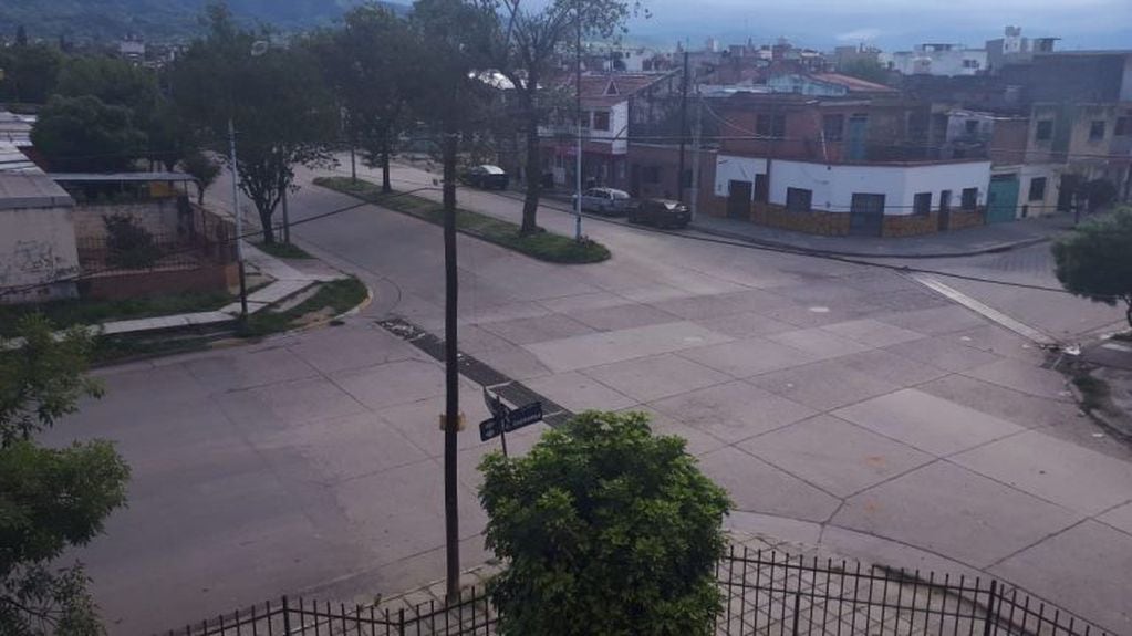 Totalmente desierta la esquina de avenida Libertador y calle Cochabamba, en el barrio San Pedrito de San Salvador de Jujuy.