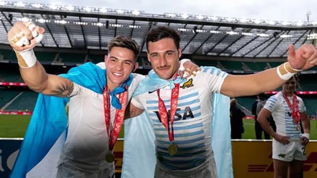 Rodrigo Isgro con su amigo Moneta, ambos en el Dream Team de la World Rugby Series 2023
