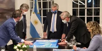 El presidente Alberto Fernández, junto al canciller Felipe Solá y el secretario de Malvinas, Daniel Filmus (Foto: Clarín)