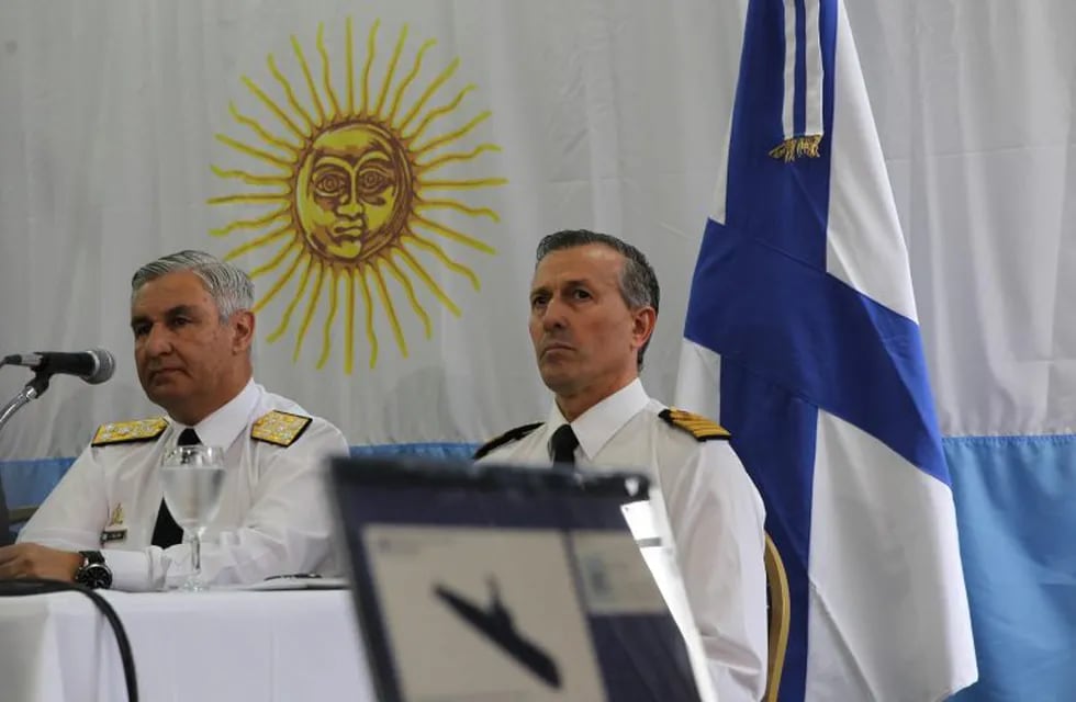 BAS04. BUENOS AIRES (ARGENTINA), 17/11/2018.- El jefe de la Armada Argentina, José Luis Villán (i), y el exportavoz de la Armada, Enrique Balbi (d), participan en una rueda de prensa hoy, sábado 17 de noviembre de 2018. (EFE)
