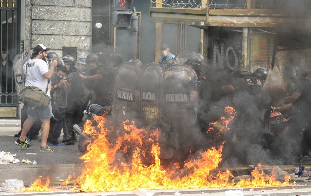 Los manifestantes lanzaron hasta bombas molotv contra la policía (Foto: Federico López Claro)