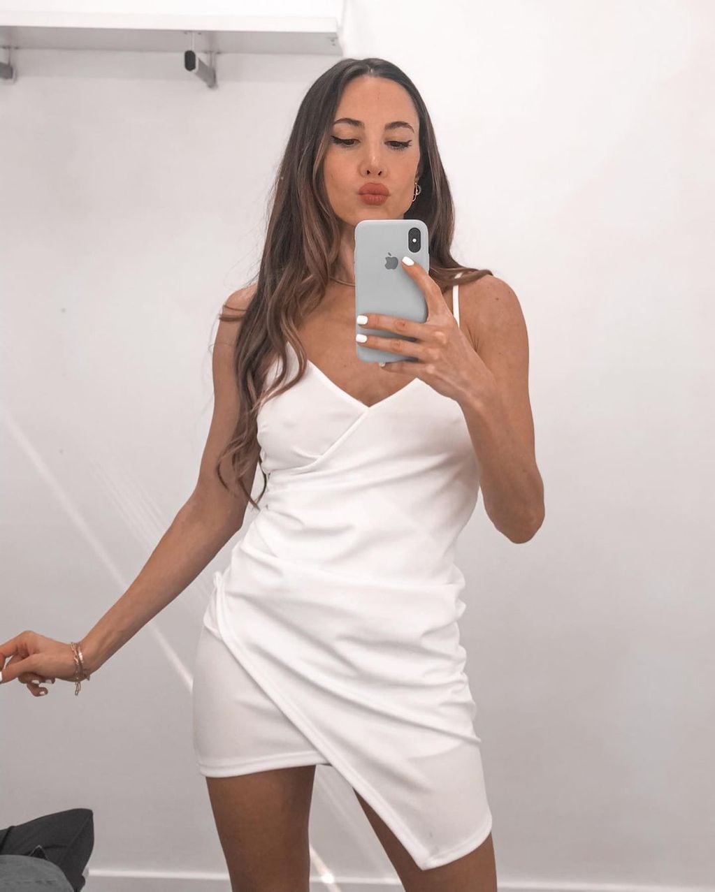 Magui Bravi con un elegante vestido blanco