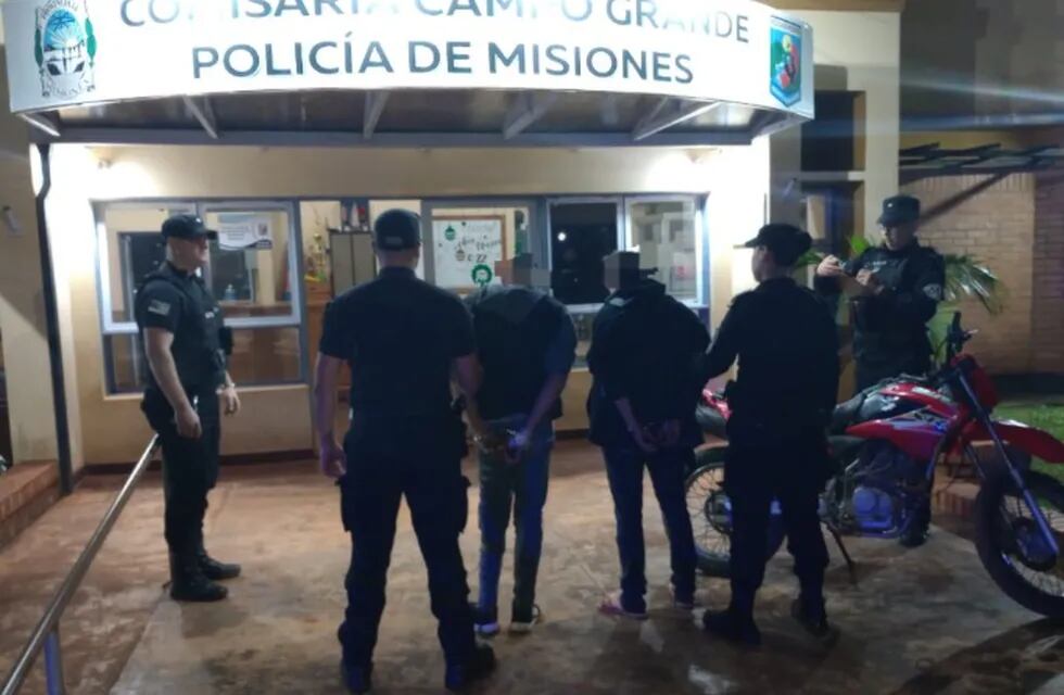 Campo Grande: robaron una motocicleta y fueron detenidos en un control policial.