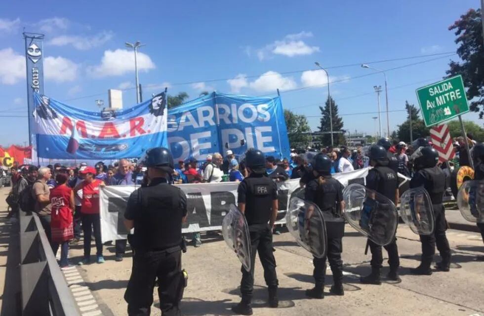 Organizaciones sociales cortan las dos manos del Puente Pueyrredón. (Twitter)