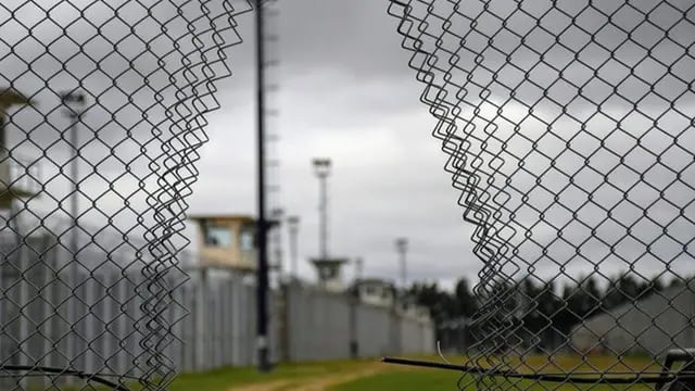 Los presos cortaron el alambrado para fugarse de la cárcel de Piñero. (Gentileza Clarín/Juan José García)