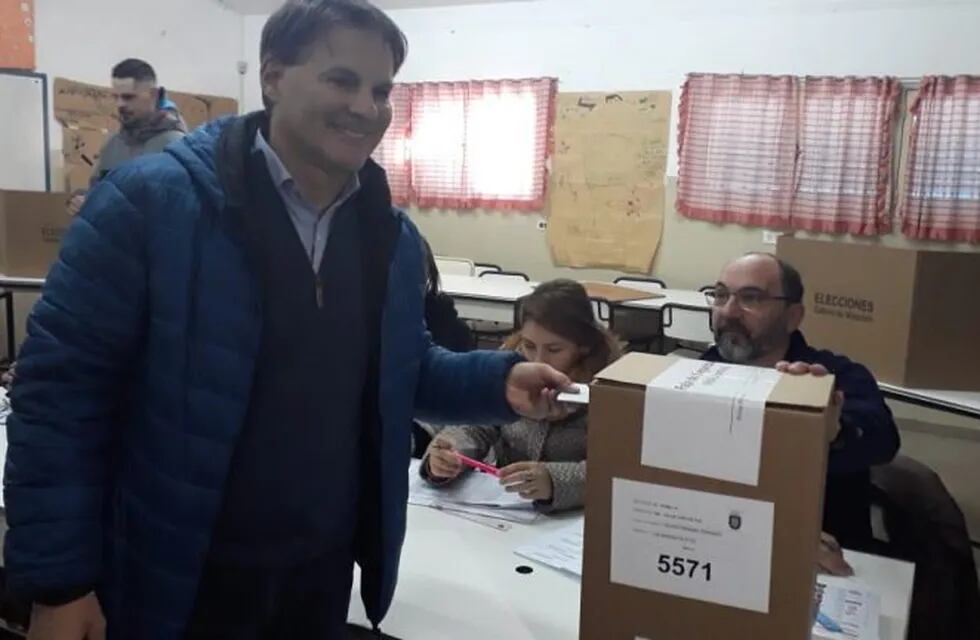 Rodrigo Serna emitiendo su voto en Carlos Paz. (Foto: prensa).